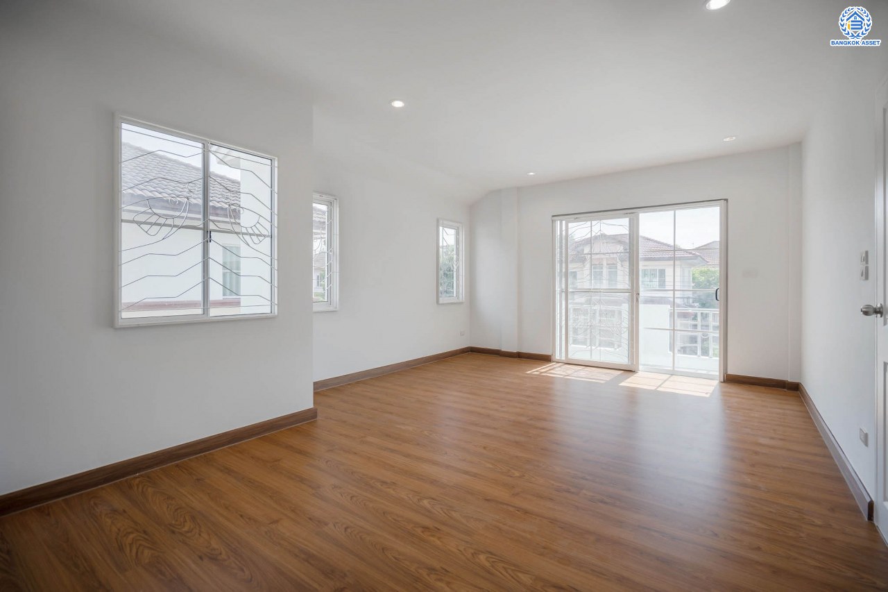 บ้านมือสองตกแต่งใหม่ โครงการ ชลลดา วัดลาดปลาดุก คุณภาพระดับ L&H บนเนื้อที่ 53.5 ตร.ว. ฟังก์ชัน 3 ห้องนอน 2 ห้องน้ำ 2 ที่จอดรถ บนทำเลศักยภาพ เพียง 15 นาทีถึง เซ็นทรัลเวสท์เกต ใกล้รถไฟฟ้าสายสีม่วง "สถานีคลองบางไผ่"